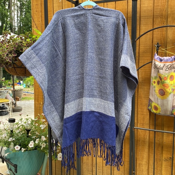 Jack & Missy Woven Cape - Picture 4 of 11